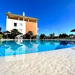 Апартаменти Modern 4 With Pool By Homing *